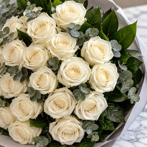 Blancheur, détail : roses blanches