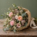 Prairie, bouquet champêtre, format Généreux (Ø 45 cm) : roses rose poudré, roses pêche, matricaire