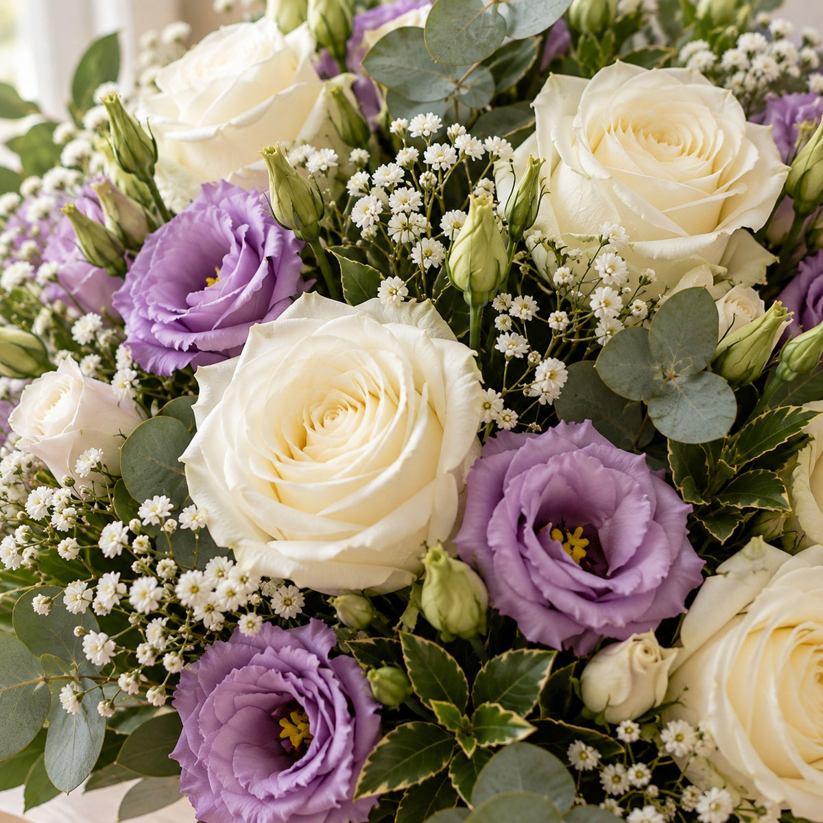 Veilleuse, détail : roses blanches, lisianthus mauves