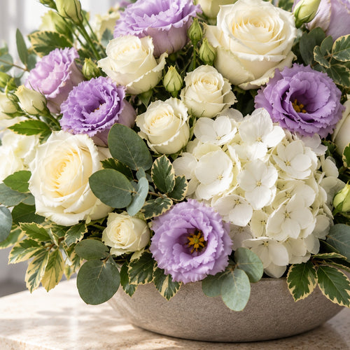 Accalmie, détail : roses branchues blanches, lisianthus lavande, hortensia blanc