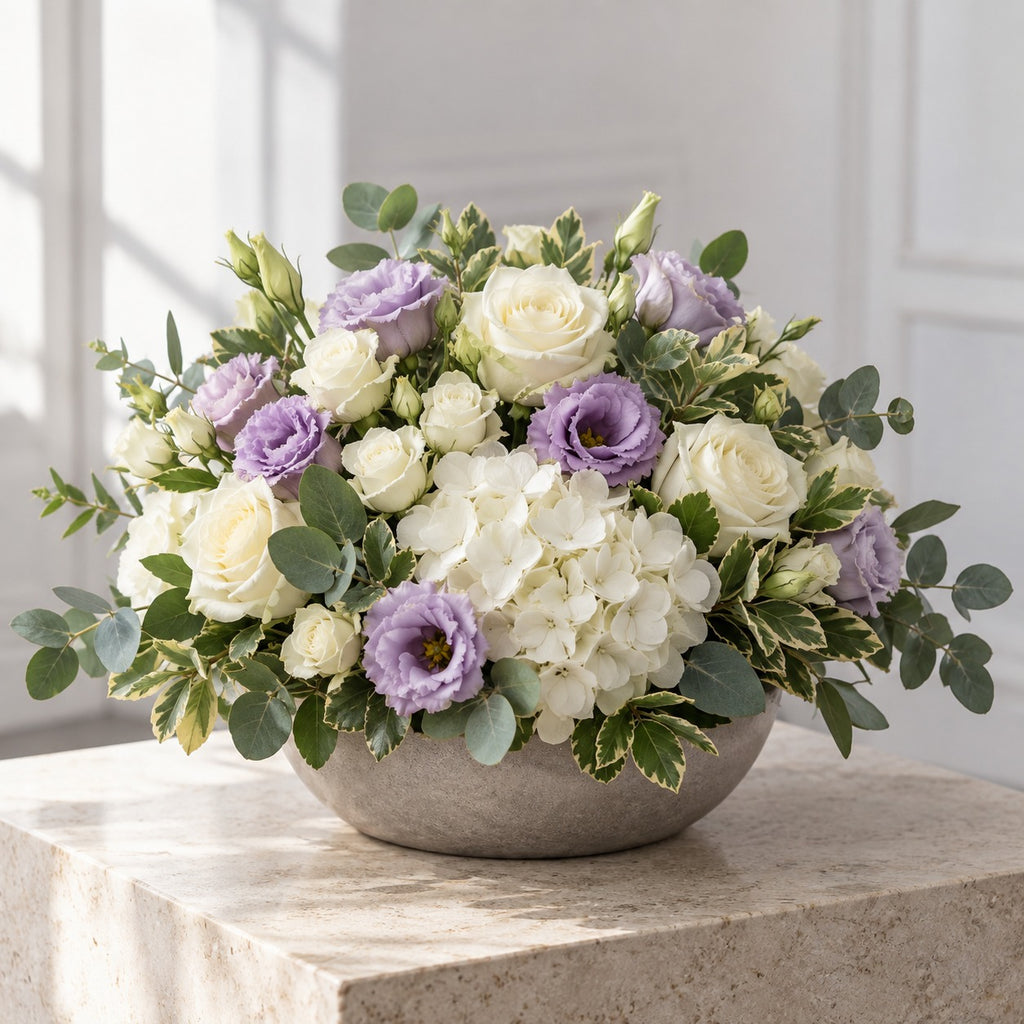 Accalmie, composition basse en coupe, format Généreux (Ø 35 cm) : roses branchues blanches, lisianthus lavande, hortensia blanc