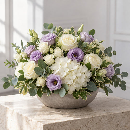 Accalmie, composition basse en coupe, format Généreux (Ø 35 cm) : roses branchues blanches, lisianthus lavande, hortensia blanc