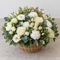 Quiétude, panier de fleurs, format Généreux (Ø 40 cm) : roses blanches, œillets blancs, lisianthus blancs