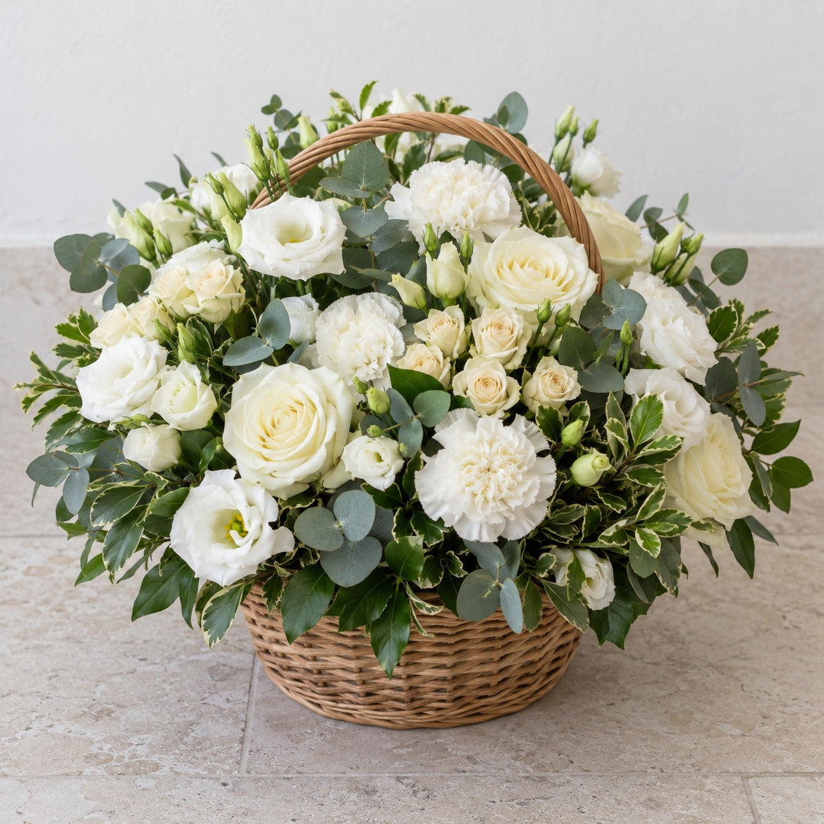 Quiétude, panier de fleurs, format Généreux (Ø 40 cm) : roses blanches, œillets blancs, lisianthus blancs