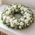 Albâtre, couronne pleine blanche, format Généreux (Ø 65 cm) : roses et œillets blancs, lisianthus, gypsophile