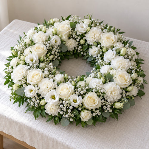 Albâtre, couronne pleine blanche, format Généreux (Ø 65 cm) : roses et œillets blancs, lisianthus, gypsophile