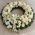 Éternité, grande couronne aux orchidées, format Généreux (Ø 70 cm) : roses blanches à grosse tête, orchidées blanches, lys blancs