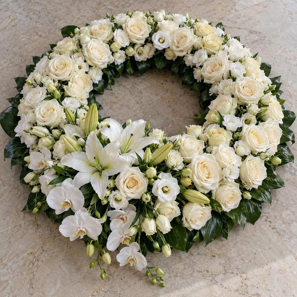 Éternité, grande couronne aux orchidées, format Généreux (Ø 70 cm) : roses blanches à grosse tête, orchidées blanches, lys blancs