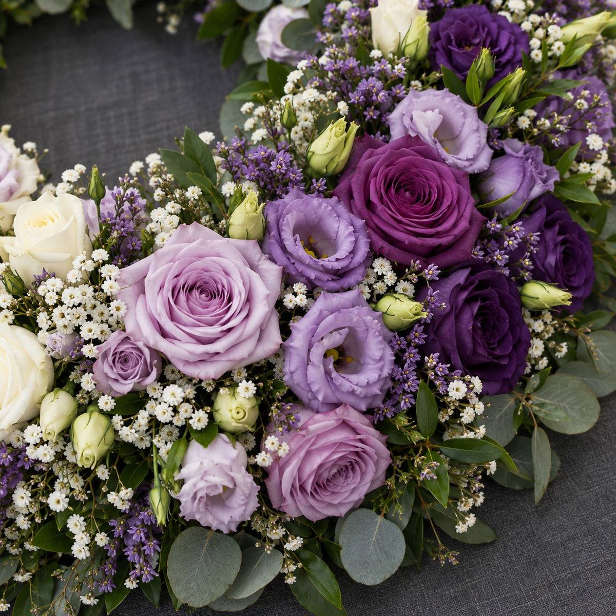 Méditation, détail : roses blanches, roses mauves, lisianthus violets