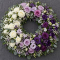 Méditation, couronne en dégradé violet, format Généreux (Ø 65 cm) : roses blanches, roses mauves, lisianthus violets