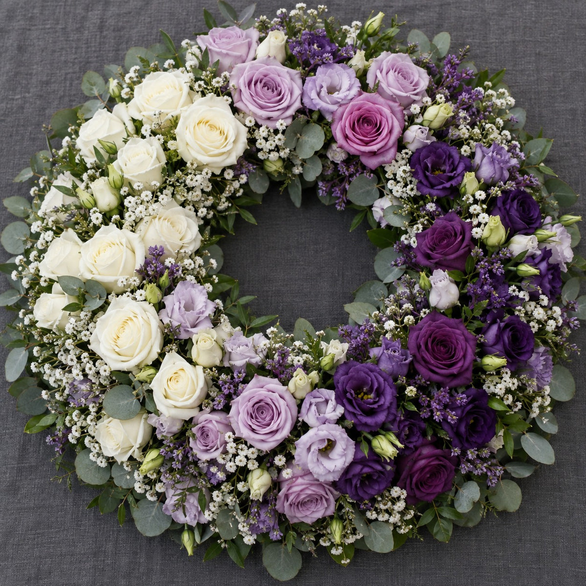 Méditation, couronne en dégradé violet, format Généreux (Ø 65 cm) : roses blanches, roses mauves, lisianthus violets