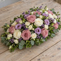 Brise, coussin ovale fleuri, format Généreux (L. 45 cm) : roses rose ancien, lisianthus mauves, roses blanches