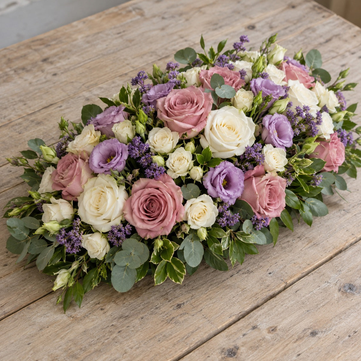 Brise, coussin ovale fleuri, format Généreux (L. 45 cm) : roses rose ancien, lisianthus mauves, roses blanches