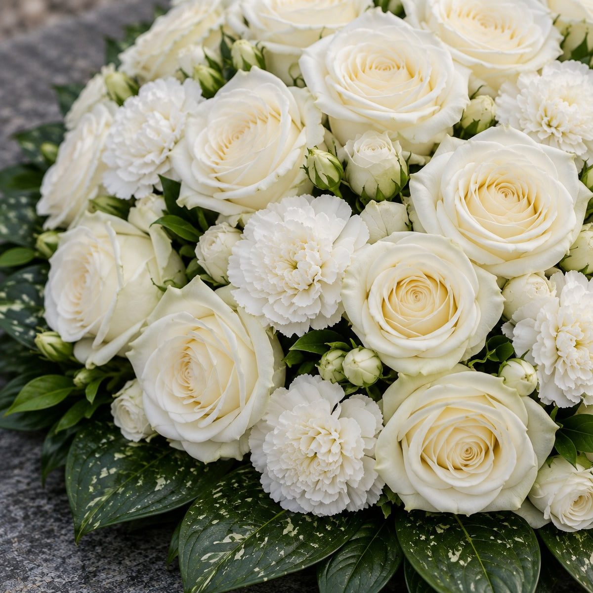Galet, détail : roses blanches