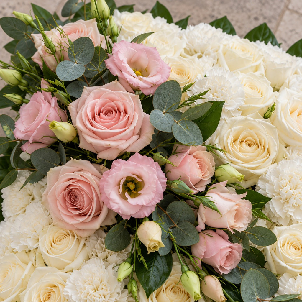 Songe, détail : roses crème, œillets blancs, roses rose poudré