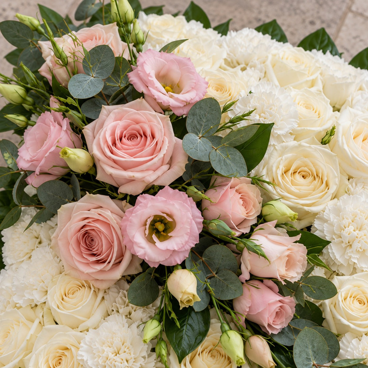 Songe, détail : roses crème, œillets blancs, roses rose poudré