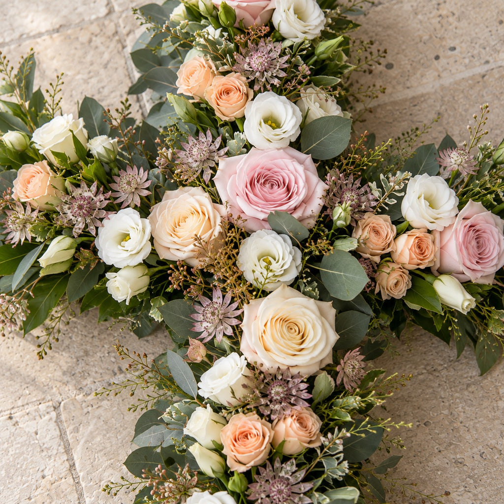 Aube, détail : roses rose pâle, roses crème, lisianthus blancs