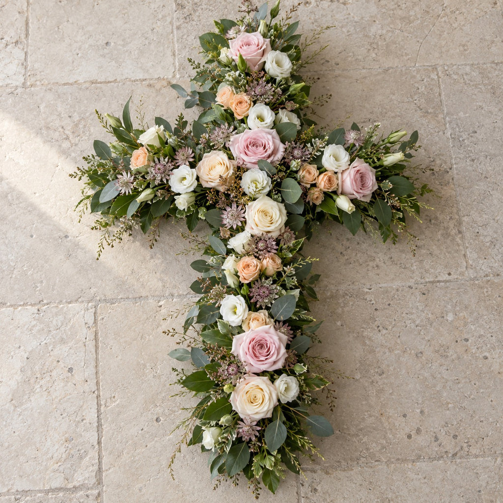 Aube, croix fleurie champêtre, format Généreux (H. 85 cm) : roses rose pâle, roses crème, lisianthus blancs