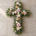 Aube, croix fleurie champêtre, format Généreux (H. 85 cm) : roses rose pâle, roses crème, lisianthus blancs