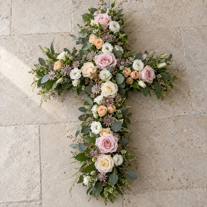 Aube, croix fleurie champêtre, format Généreux (H. 85 cm) : roses rose pâle, roses crème, lisianthus blancs