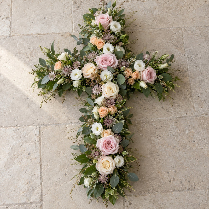Aube, croix fleurie champêtre, format Généreux (H. 85 cm) : roses rose pâle, roses crème, lisianthus blancs