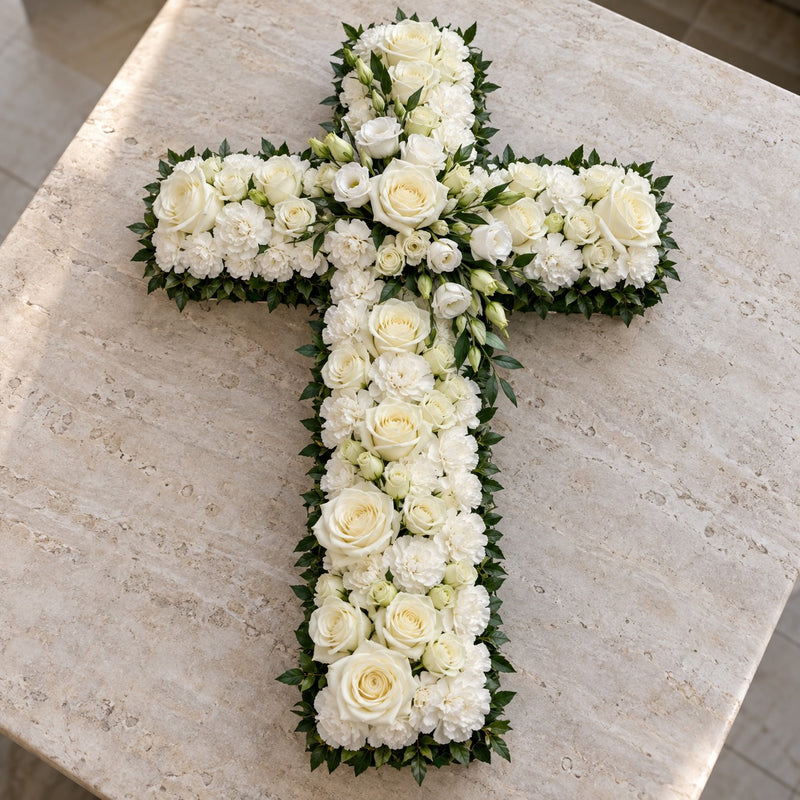 Béatitude, croix de fleurs, format Généreux (H. 100 cm) : roses blanches, œillets blancs