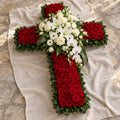 Grâce, grande croix de roses rouges, format Généreux (H. 110 cm) : roses rouges, roses blanches, lys blancs, orchidées blanches