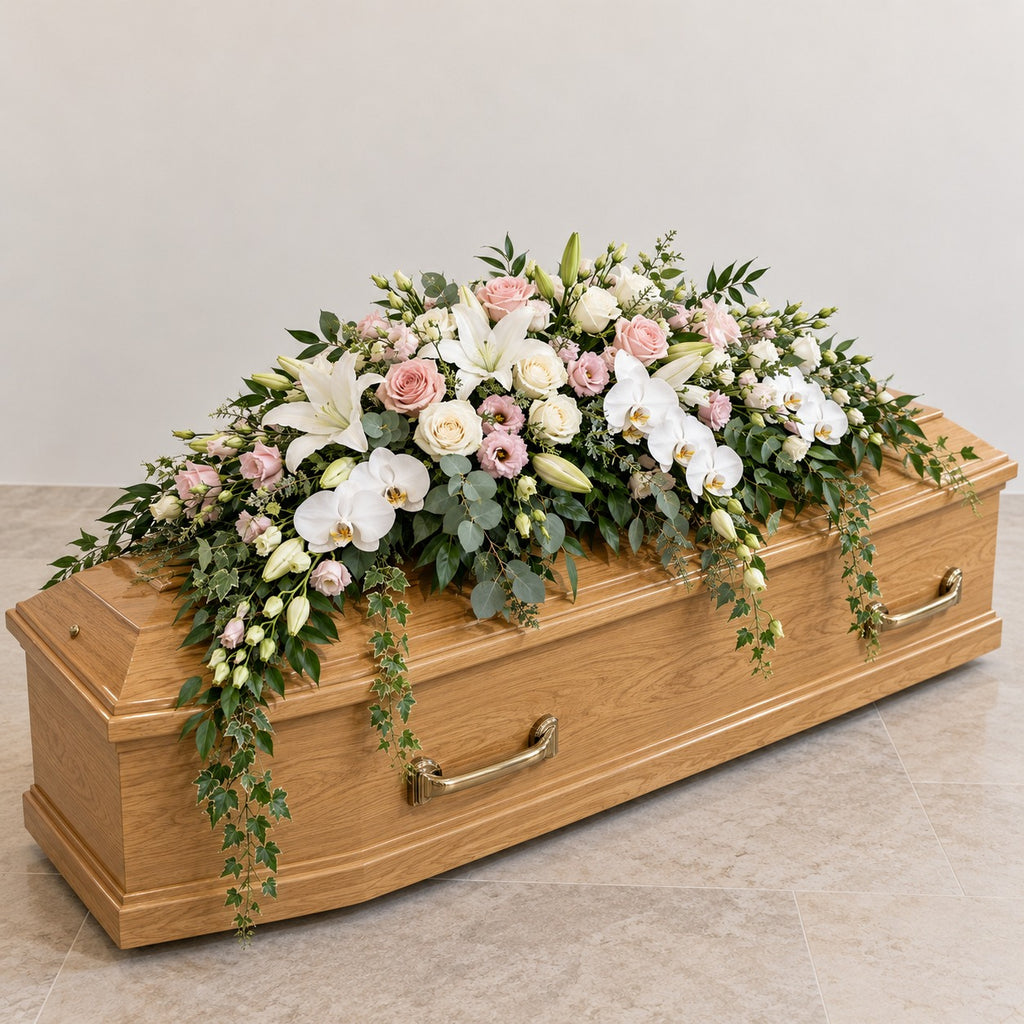 Élégie, dessus de cercueil aux orchidées, format Généreux (L. 110 cm) : roses rose poudré, roses ivoire, orchidées blanches, lys blancs
