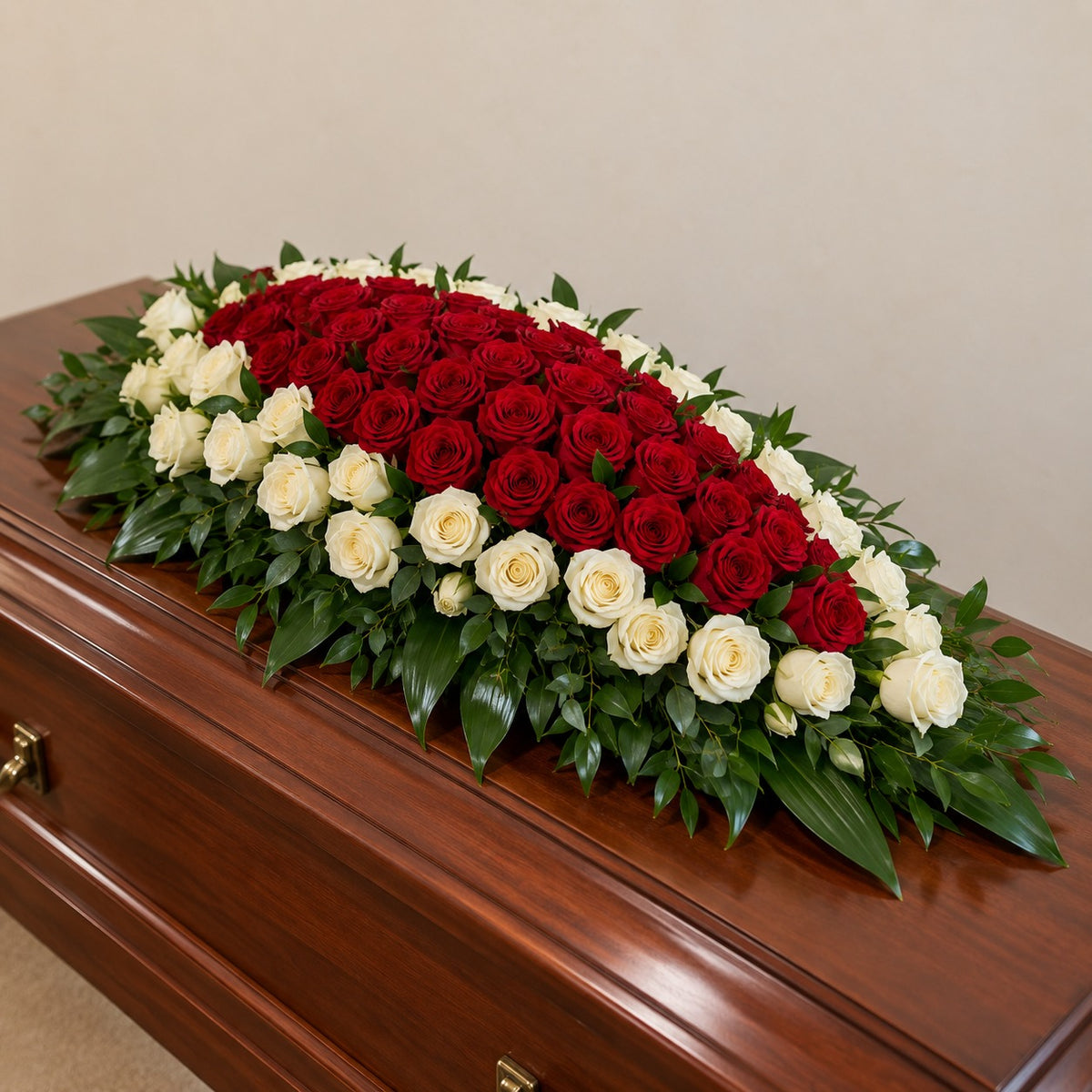 Serment, dessus de cercueil classique, format Généreux (L. 100 cm) : roses rouges, roses blanches