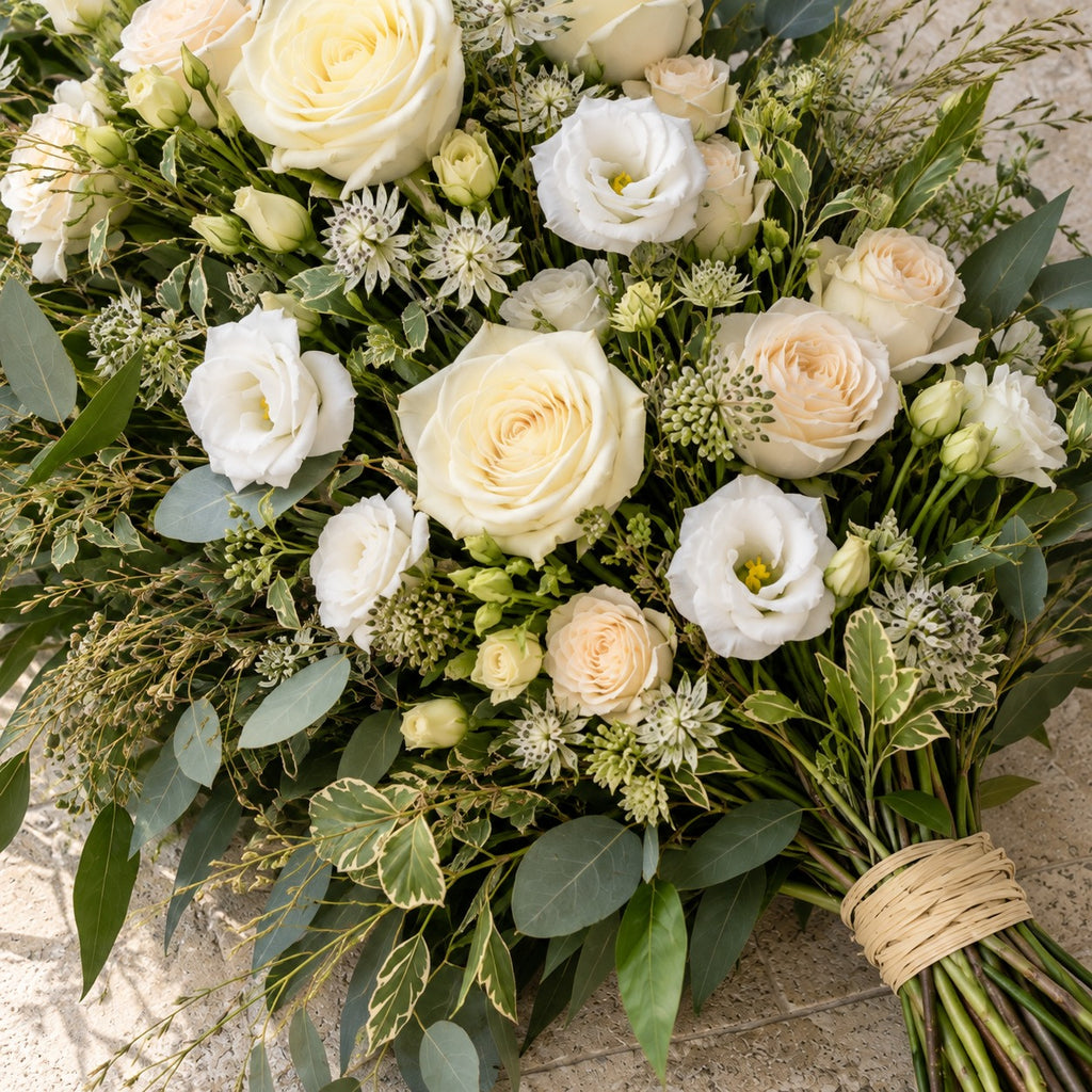 Clairière, détail : roses blanches et crème, astrance et nœud de raphia sur les tiges