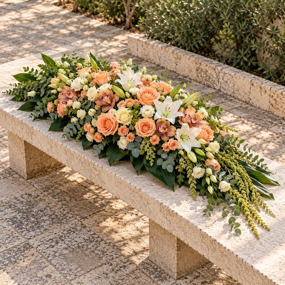 Hommage, grande gerbe en cascade, format Généreux (L. 120 cm) : roses pêche, roses crème, lys blancs, orchidées
