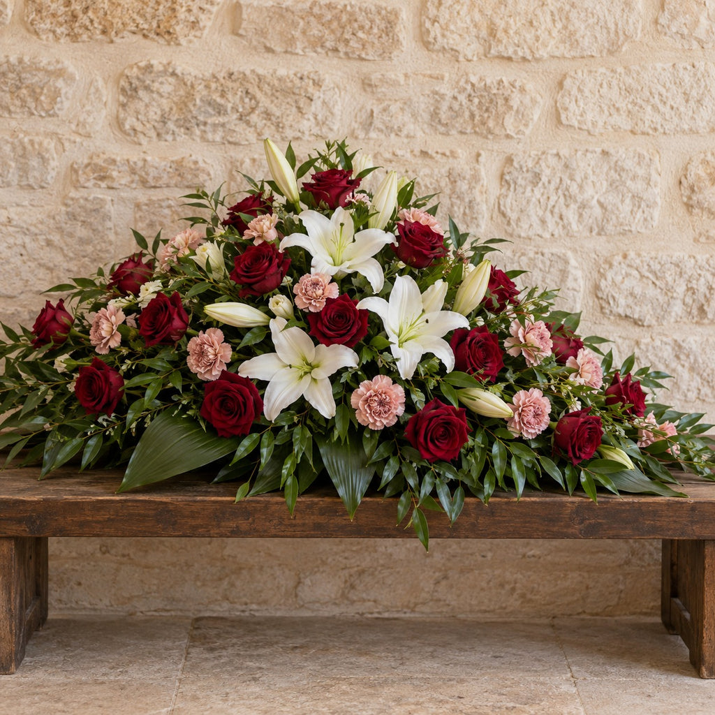 Offrande, détail : roses bordeaux, lys blancs