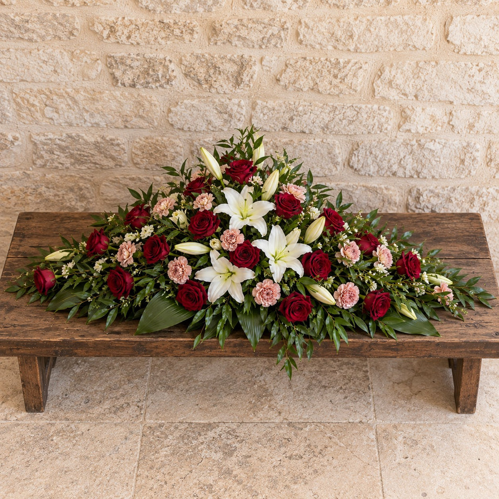 Offrande, gerbe piquée, format Généreux (L. 100 cm) : roses bordeaux, lys blancs