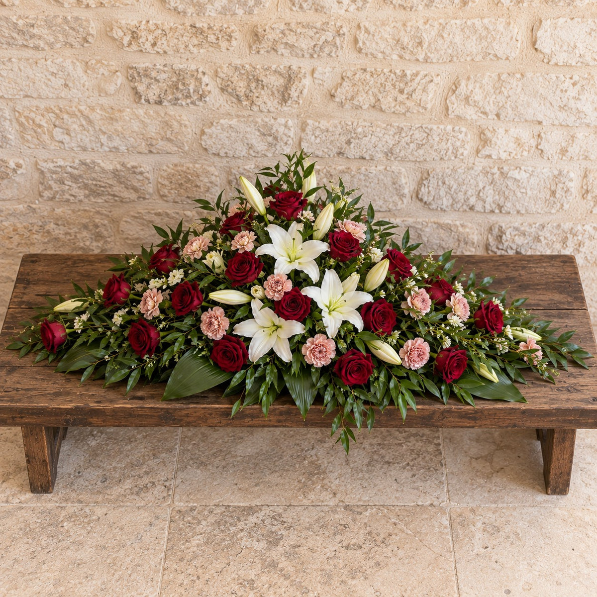 Offrande, gerbe piquée, format Généreux (L. 100 cm) : roses bordeaux, lys blancs