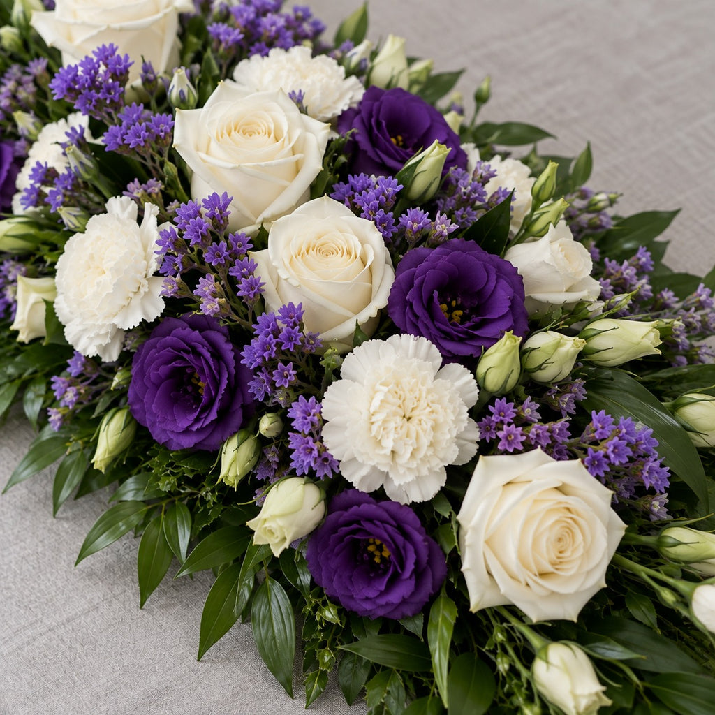 Souvenir, détail : roses blanches, lisianthus violets