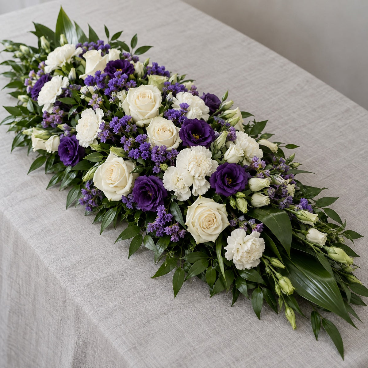 Souvenir, gerbe piquée blanc et violet, format Généreux (L. 90 cm) : roses blanches, lisianthus violets