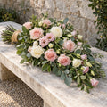 Tendresse, gerbe liée rose et blanc, format Généreux (L. 80 cm) : roses rose poudré, roses blanches