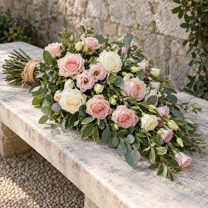 Tendresse, gerbe liée rose et blanc, format Généreux (L. 80 cm) : roses rose poudré, roses blanches