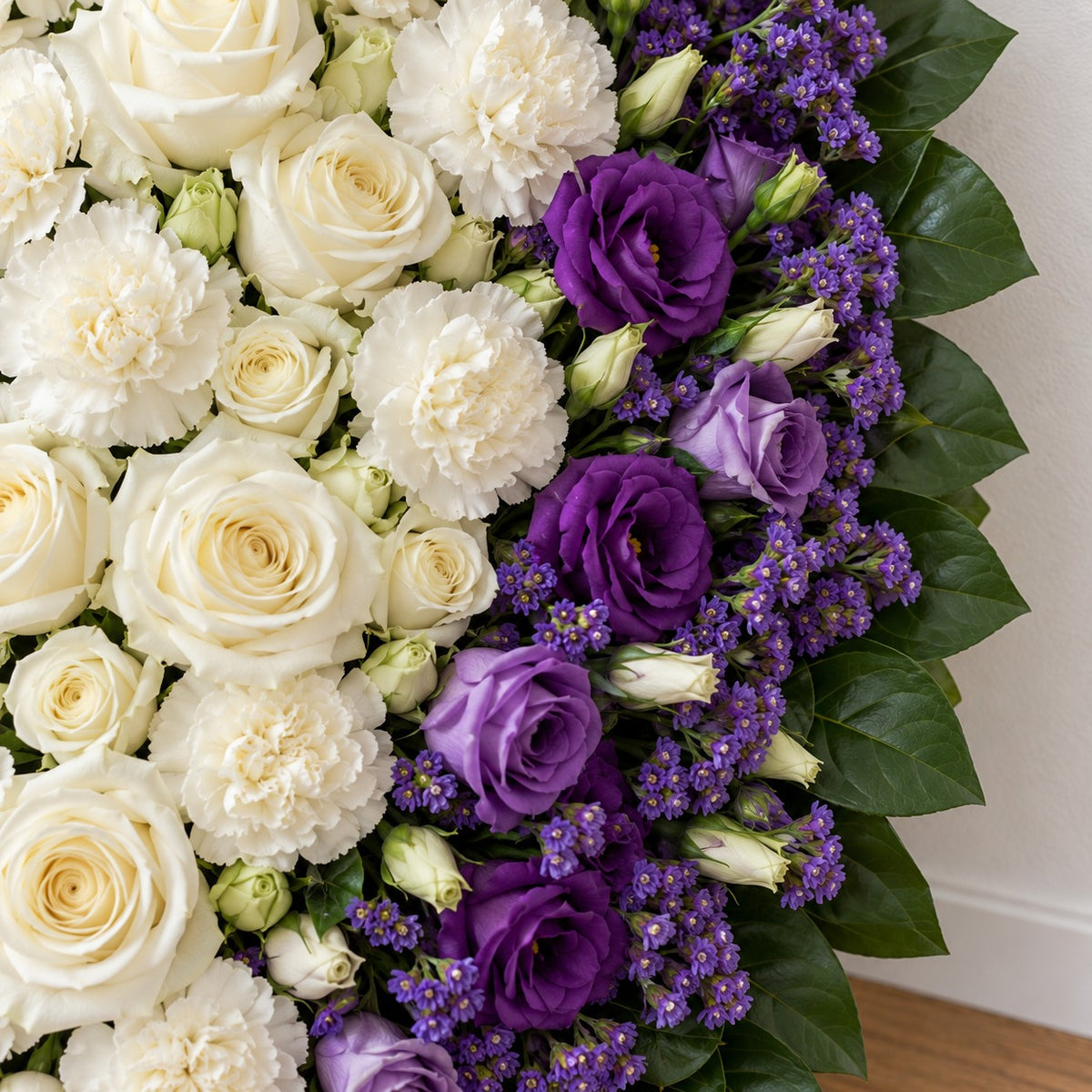 Constance, détail : roses blanches, lisianthus violets, œillets blancs