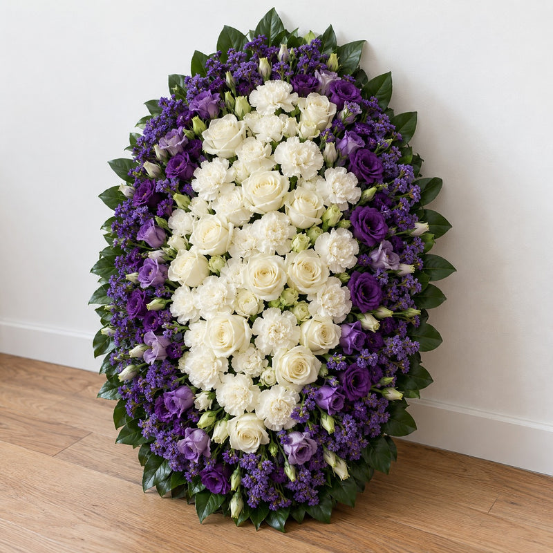 Constance, raquette ovale blanc et violet, format Généreux (H. 90 cm) : roses blanches, lisianthus violets, œillets blancs