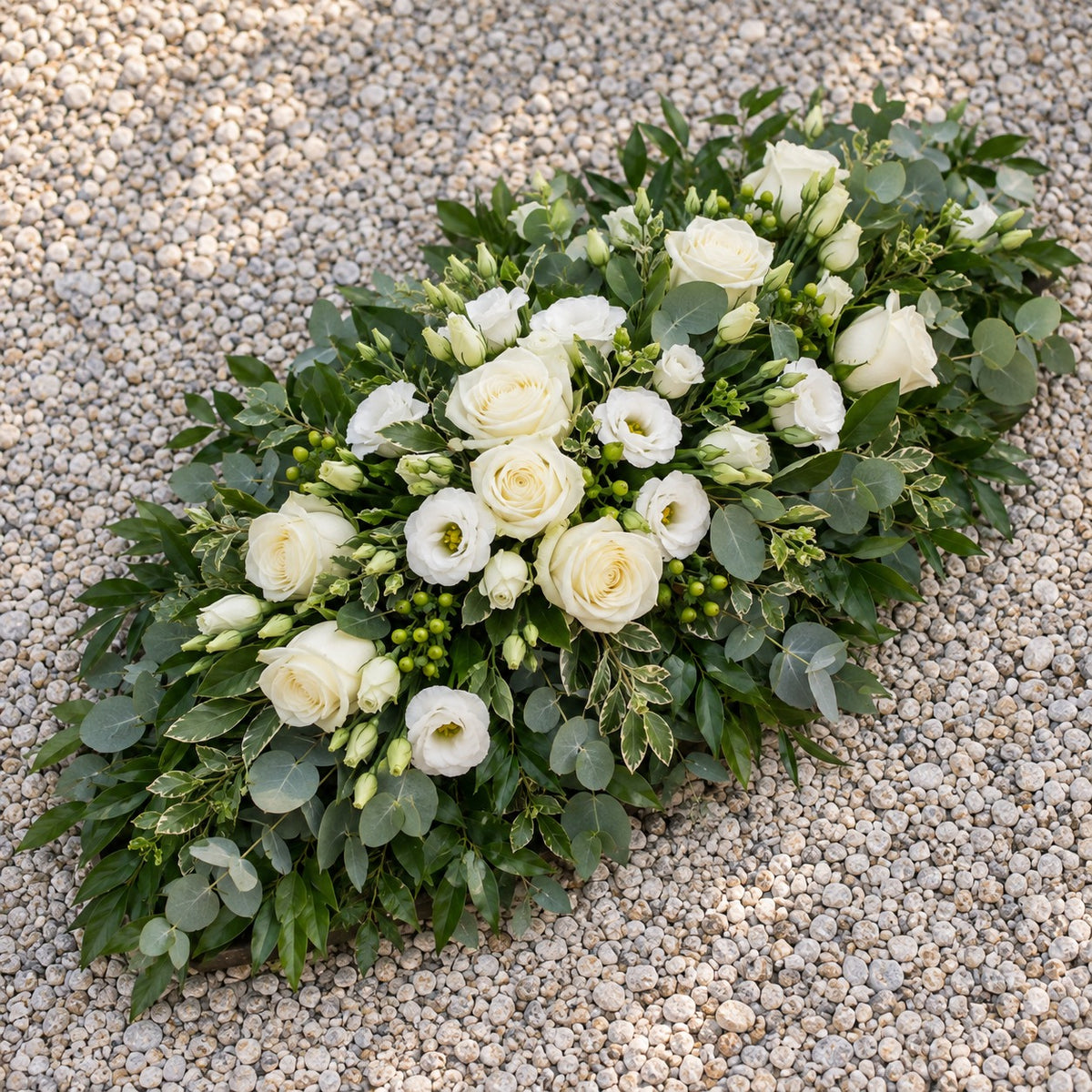 Présence, raquette ovale, format Généreux (H. 90 cm) : roses blanches, lisianthus blancs